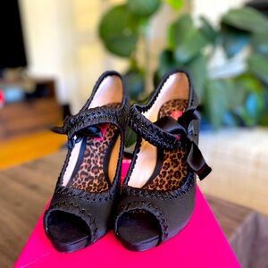 Betsey Johnson Side Tie Peep Toe Black Heels 9 M